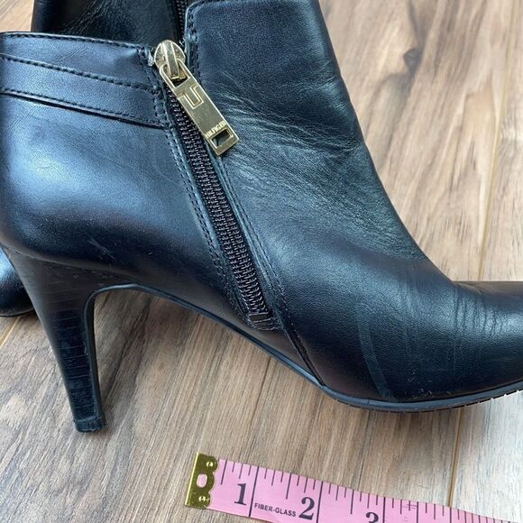 TOMMY HILFIGER Velesia Black Ankle Bootie. size 6 - Picture 9 of 10